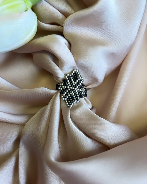 Miyuki Ring - Vintage: Exquisite craftsmanship meets timeless elegance. Adorn your fingers with this stunning vintage-inspired ring, crafted with precision and attention to detail